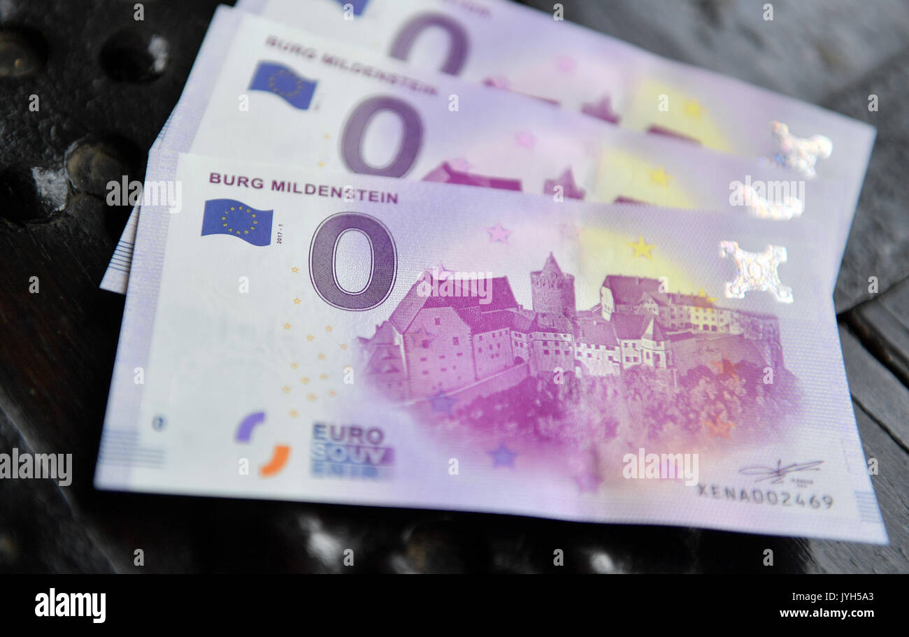 Fresco di stampa 0 euro bills con la progettazione del castello di Mildenstein giacente su un petto nel castello in Leisnig, Germania, 17 agosto 2017. Il souvenir denaro è stampato su vera carta euro e conta con tutte le attuali misure di sicurezza utilizzate su denaro reale. Numerosi i collezionisti hanno espresso interesse per le fatture che sono limitati a 10.000 esemplari e vendere per 2 euro. Mildenstein Castle è la terza posizione in Sassonia castello della regione, dopo il castello di Moritzburg e il castello di Kriebstein, offrendo questi souvenir. Foto: Hendrik Schmidt/dpa-Zentralbild/dpa Foto Stock