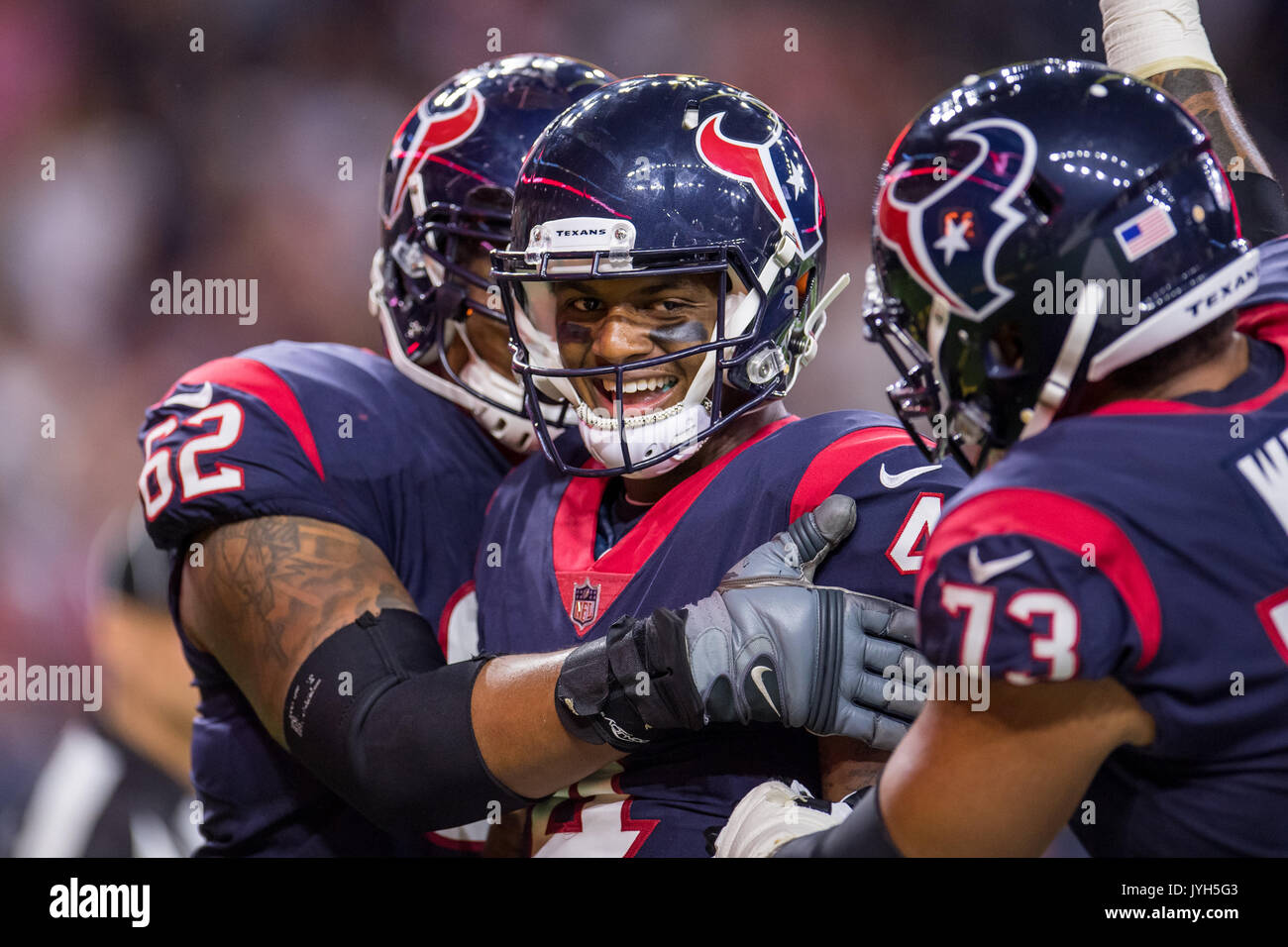 Agosto 19, 2017: Houston Texans quarterback Deshaun Watson (4) celebra il suo touchdown con Houston Texans di guardia offensiva Ciad Slade (62) e Houston Texans di guardia offensiva Josh Walker (73) durante il terzo trimestre di un NFL Football pre-stagione partita tra Houston Texans e il New England Patriots a NRG Stadium di Houston, TX. I Texans hanno vinto il gioco 27-23.Trask Smith/CSM Foto Stock