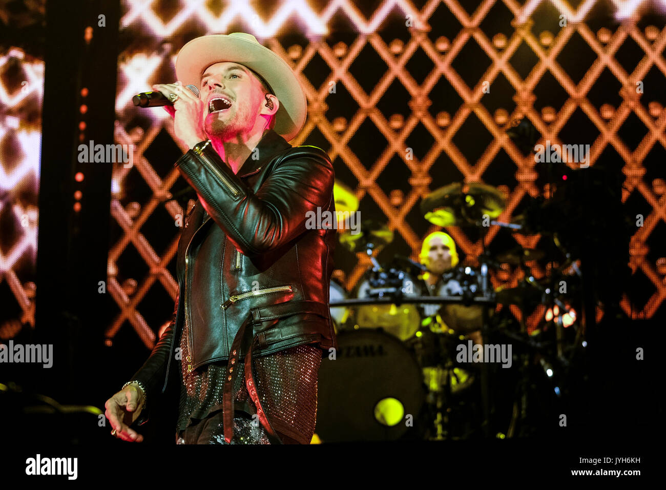 Londra, Regno Unito. 19 Ago, 2017. Matt Goss e Luke Goss di Bros riprodurre l'Arena O2, penisola di Greenwich, Londra sabato 19 agosto 2017. È stato 28 anni poiché i due fratelli gemelli che formano Bros giocato insieme. Credito: Julie Edwards/Alamy Live News Foto Stock
