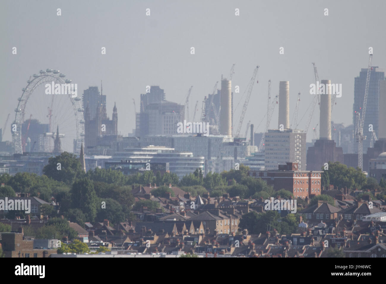 Londra REGNO UNITO. 20 agosto 2017. Regno Unito Meteo. Lo skyline di Londra e i punti di riferimento iconici visto da Wimbledon crogiolarsi nella torbida sole mattutino come le temperature sono previsioni per volare alto e molte parti della Gran Bretagna a godere di un incantesimo di caldo di credito: amer ghazzal/Alamy Live News Foto Stock