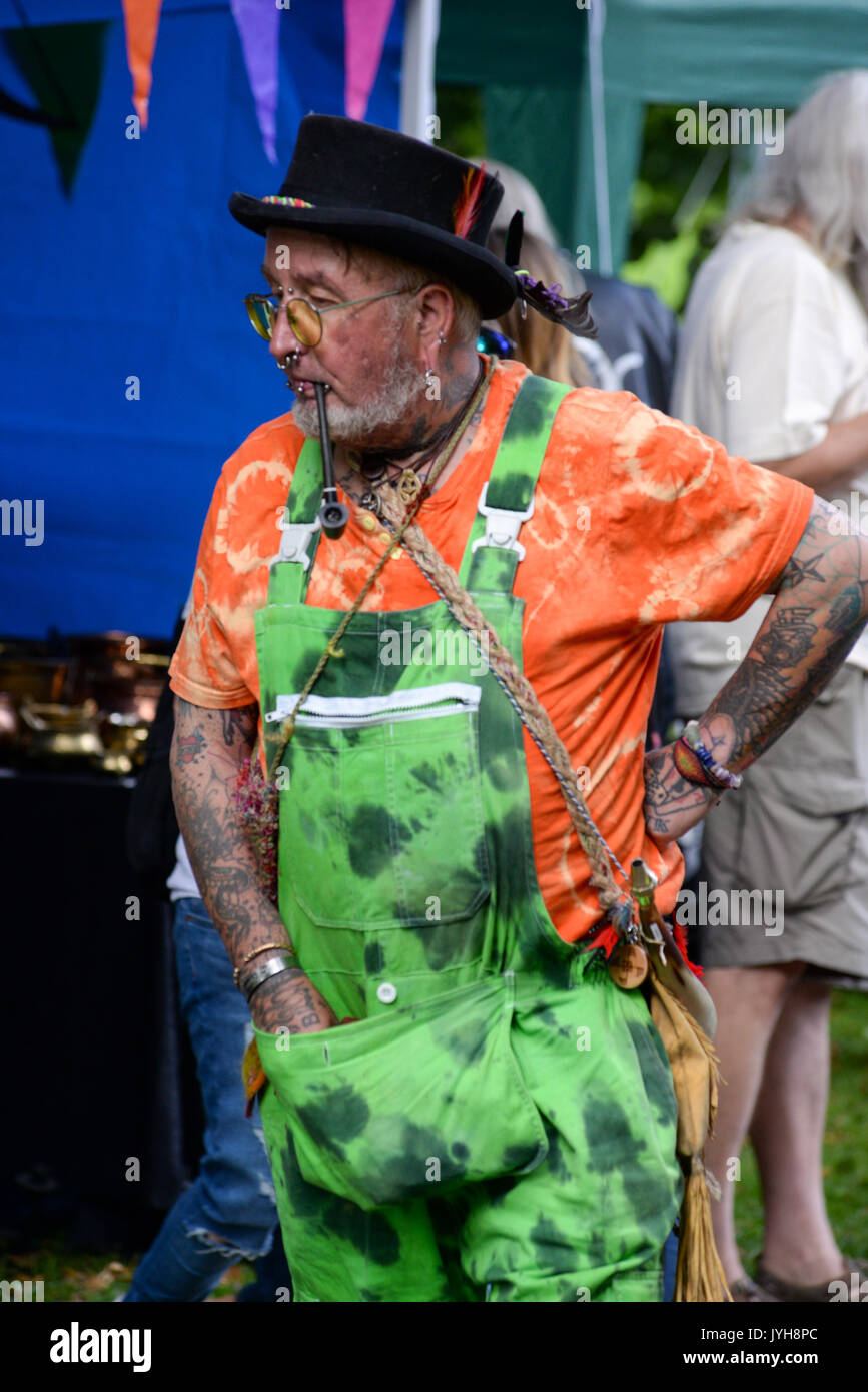 Southampton, Hampshire, Regno Unito, 20th agosto 2017. Un uomo con piercing viso multipli che fuma una pipe Pagan Pride Sud sfilata attraverso il centro della città. La processione da parte della natura adorando gruppi religiosi alternativi è seguita da un festival libero a Palmerston Park. Foto Stock