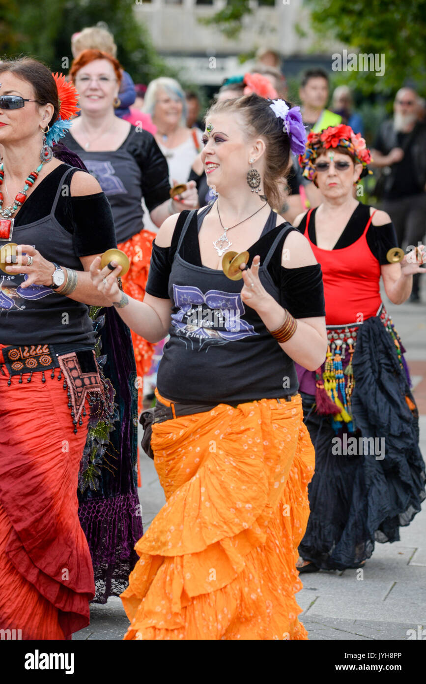 Southampton, Hampshire, Regno Unito, 20th agosto 2017. Donna in abito flamenco alla sfilata Pagan Pride South attraverso il centro della città. La processione da parte della natura adorando gruppi religiosi alternativi è seguita da un festival libero a Palmerston Park. Foto Stock