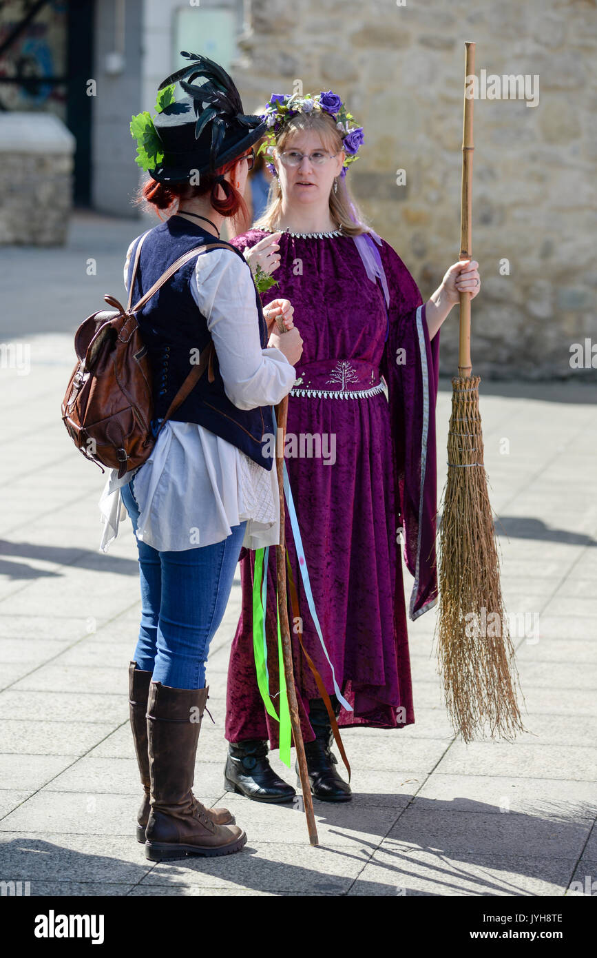 Southampton, Hampshire, Regno Unito, 20th agosto 2017. Due donne in abito elegante al Pagan Pride South sfilata attraverso il centro della città. La processione da parte della natura adorando gruppo di religione alternativa è seguita da una festa gratuita a Palmerston Park. Foto Stock
