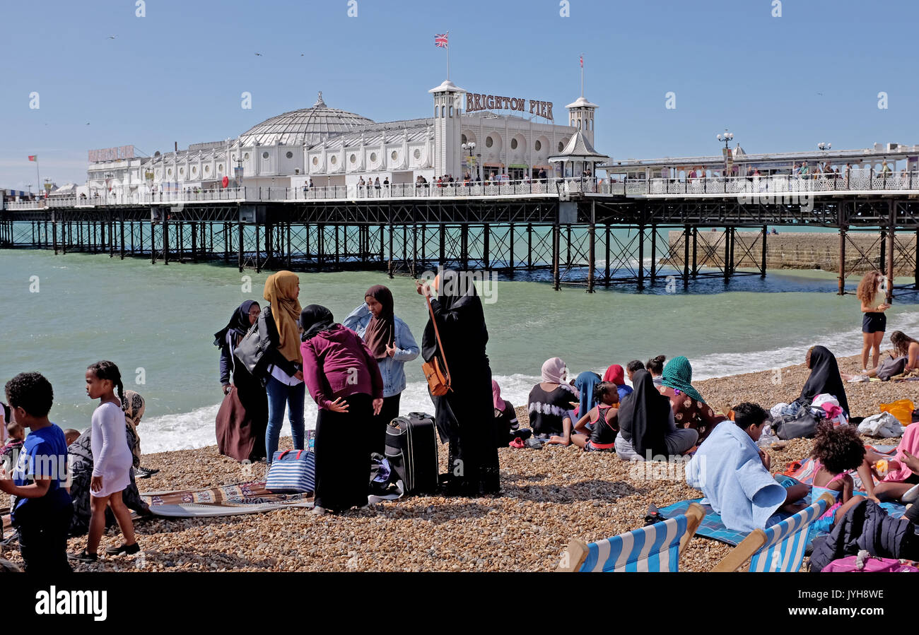 Brighton, Regno Unito. 20 agosto 2017.; UK Meteo. La spiaggia di Brighton è impaccato in una bella giornata di sole con temperature che dovrebbero raggiungere 23 gradi in alcune parti del sud est di credito oggi: Simon Dack/Alamy Live News Foto Stock