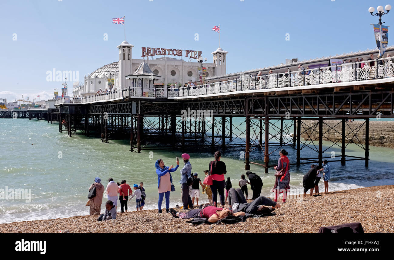 Brighton, Regno Unito. 20 agosto 2017.; UK Meteo. La spiaggia di Brighton è impaccato in una bella giornata di sole con temperature che dovrebbero raggiungere 23 gradi in alcune parti del sud est di credito oggi: Simon Dack/Alamy Live News Foto Stock