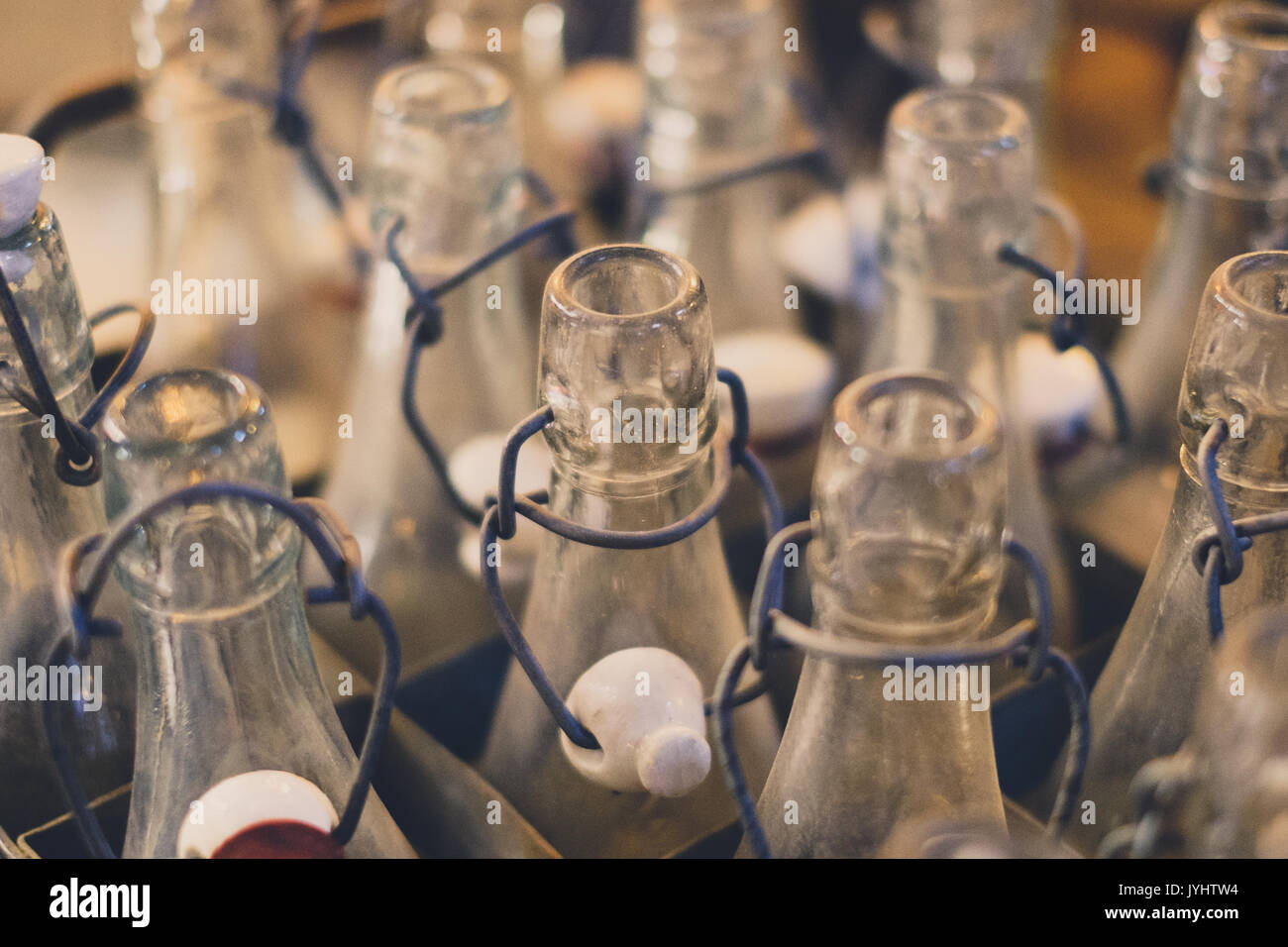Vecchie bottiglie vuote closeup - i colli di bottiglia della vendemmia bottiglie di soda nella casella Foto Stock