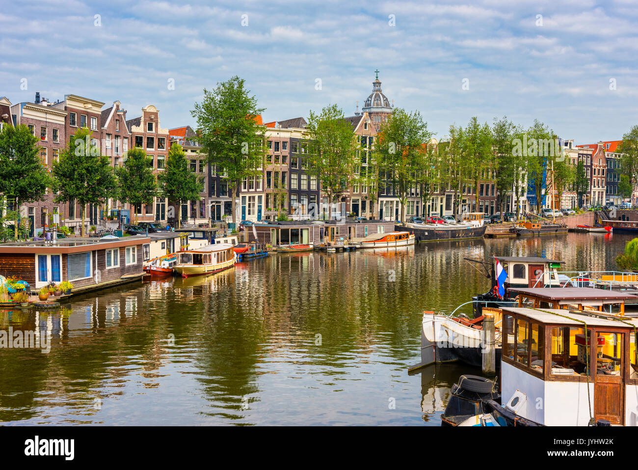 Canal con case galleggianti in Amsterdam Paesi Bassi Foto Stock