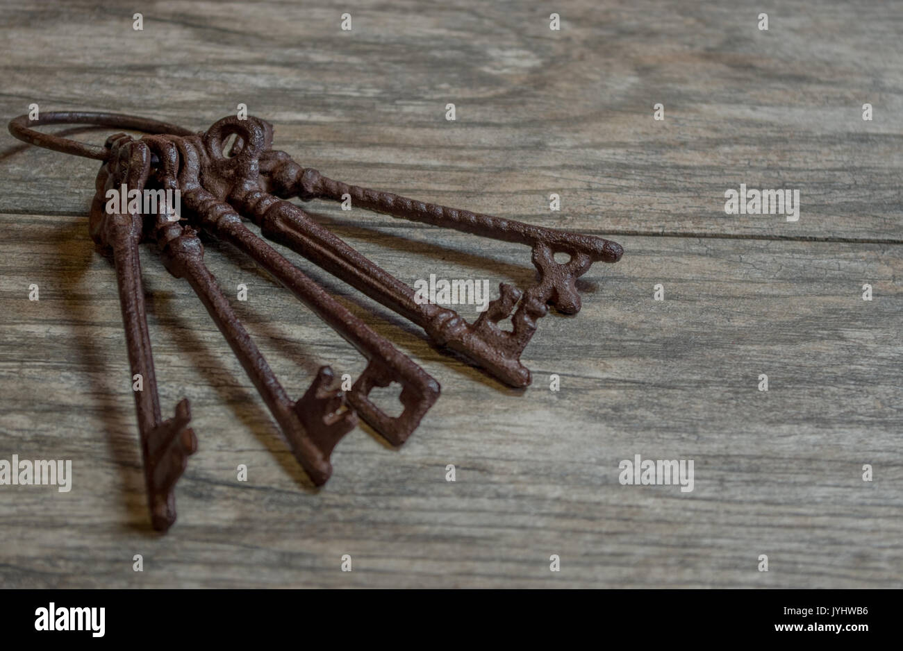 Tasti di antiquariato sul ring contro uno sfondo di legno Foto Stock