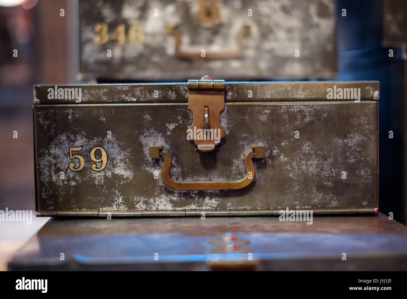 Vecchio lockbox in metallo, vintage denaro case - scatola di deposito sicuro Foto Stock