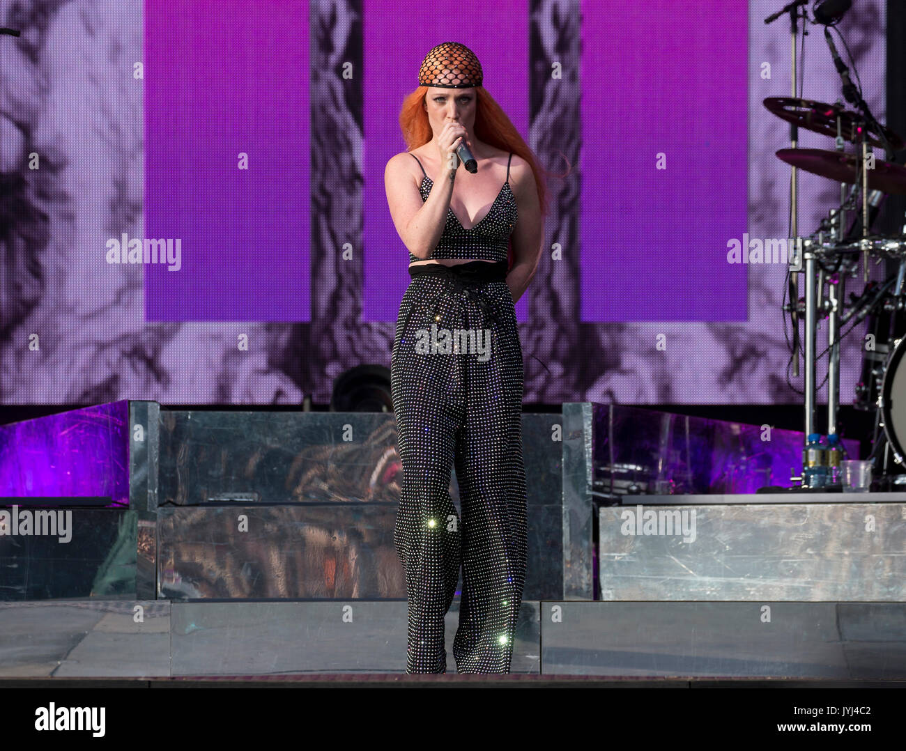 Jess Glynne gioca a Supervene stadio durante il V Festival a Hylands Park a Chelmsford Essex. Foto Stock