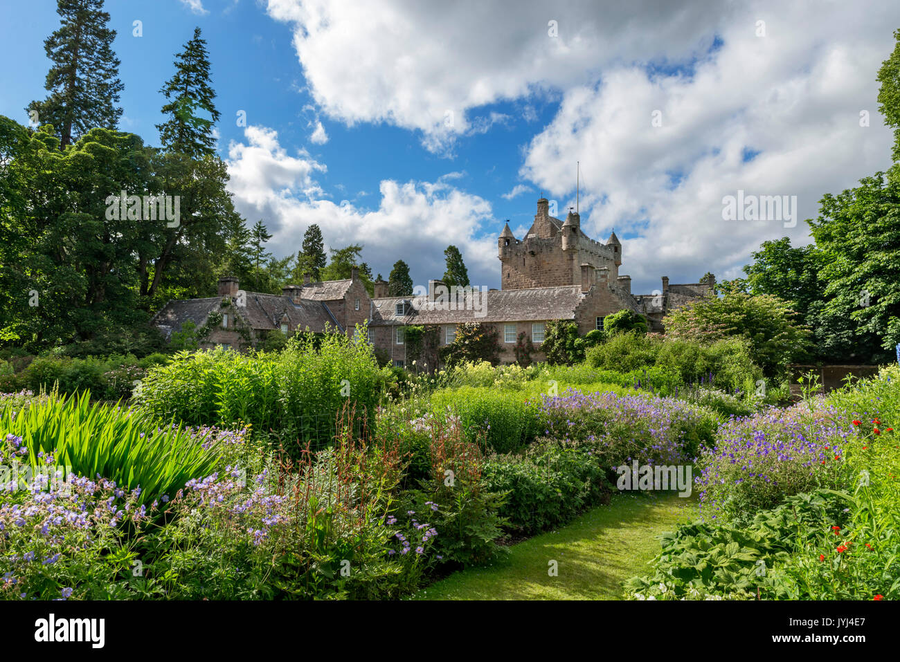 Cawdor Castle dal giardino fiorito, Cawdor, Nairn, Highland, Scotland, Regno Unito Foto Stock