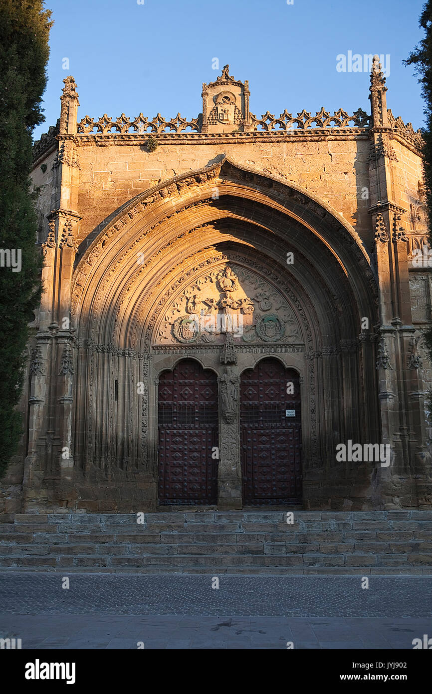 Tramonto nel portale gotico della chiesa di San Paolo a Ubeda, Provincia di Jaen, Spagna Foto Stock