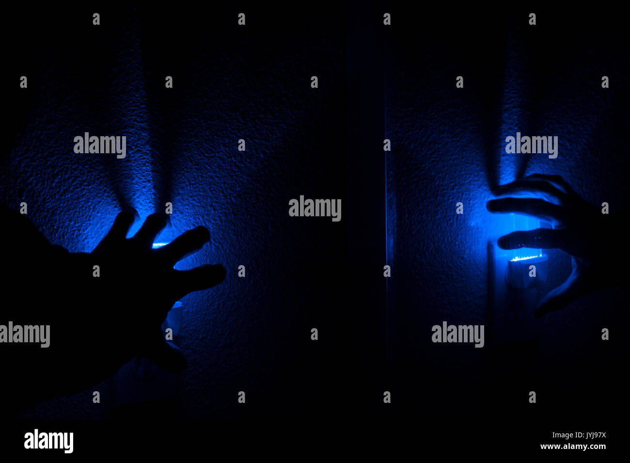 Luce notturna con un'inquietante mano e un'inquietante silhouette Foto Stock
