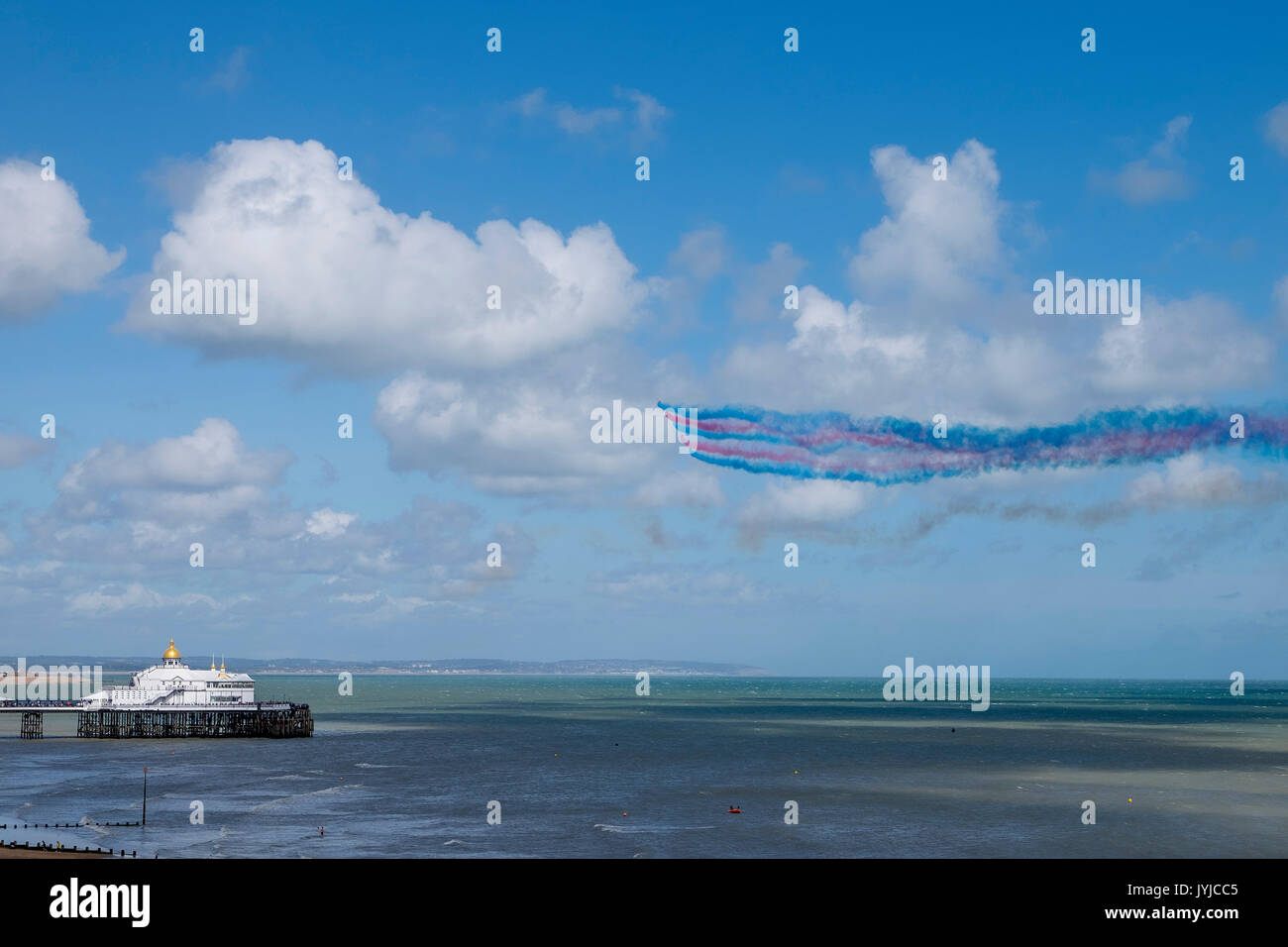 RAF frecce rosse aerobatic team display eseguendo la precisione sorvolare il Canale della Manica a Airbourne 2017 con Eastbourne Pier, Inghilterra. Foto Stock