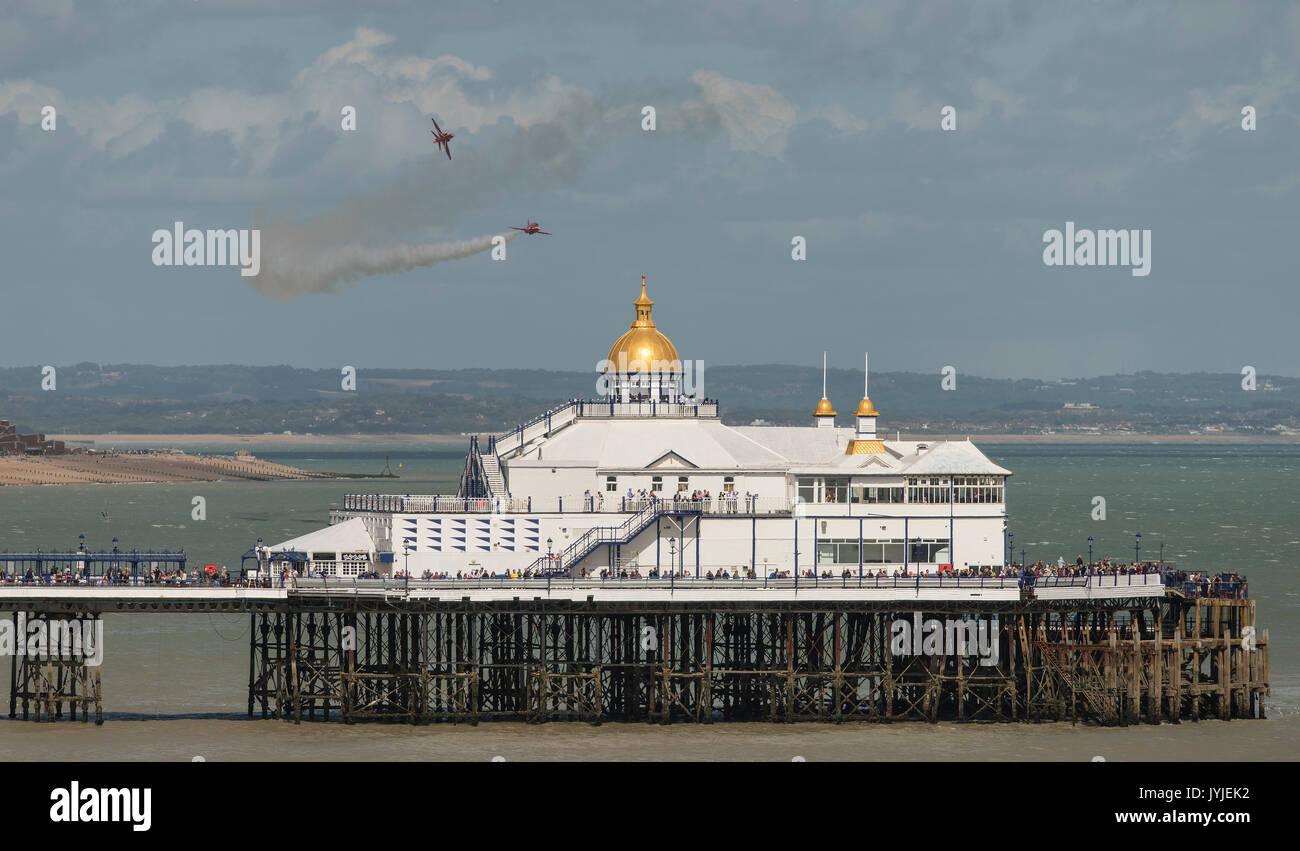 Due RAF frecce rosse Aeromobili sorvolano Eastbourne Pier a Airbourne 2017, Eastbourne, Inghilterra. Foto Stock