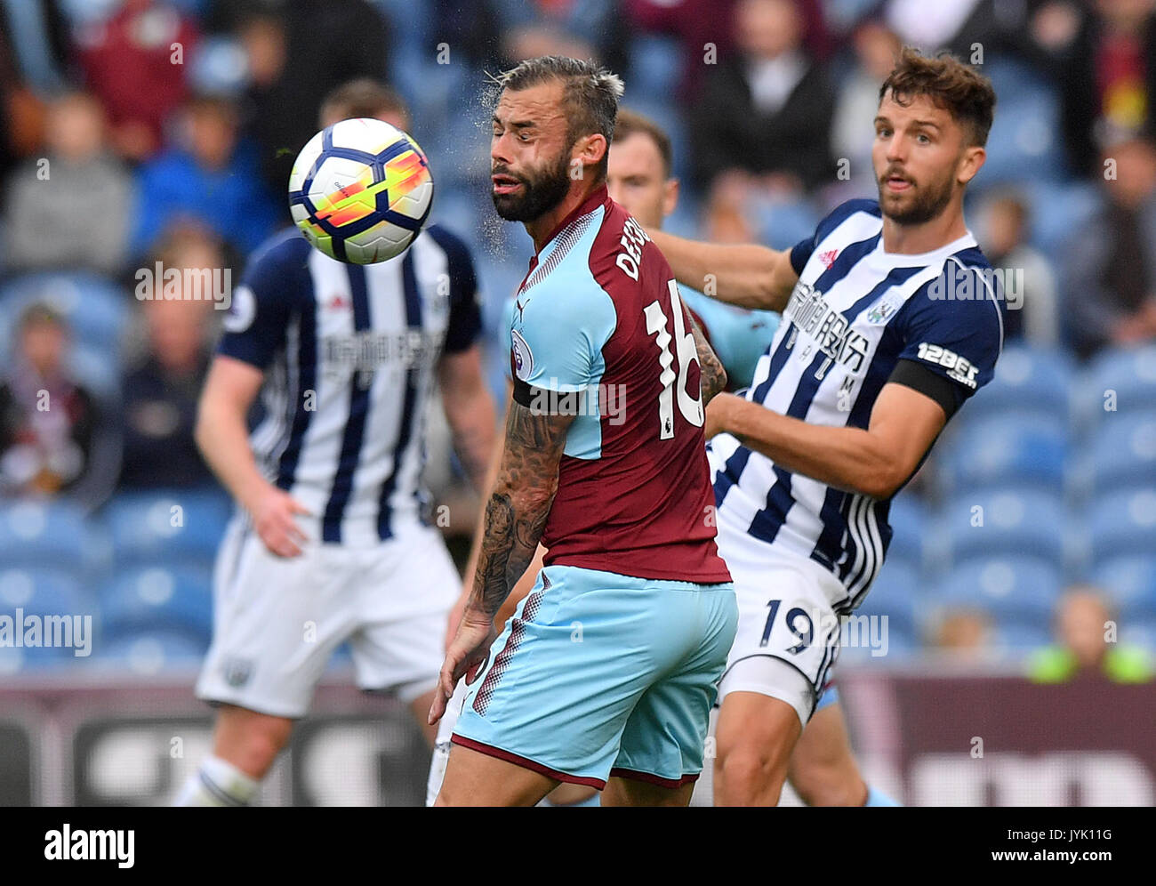 Burnley's Steven Defour prende la palla al viso durante il match di Premier League a Turf Moor, Burnley. Foto Stock