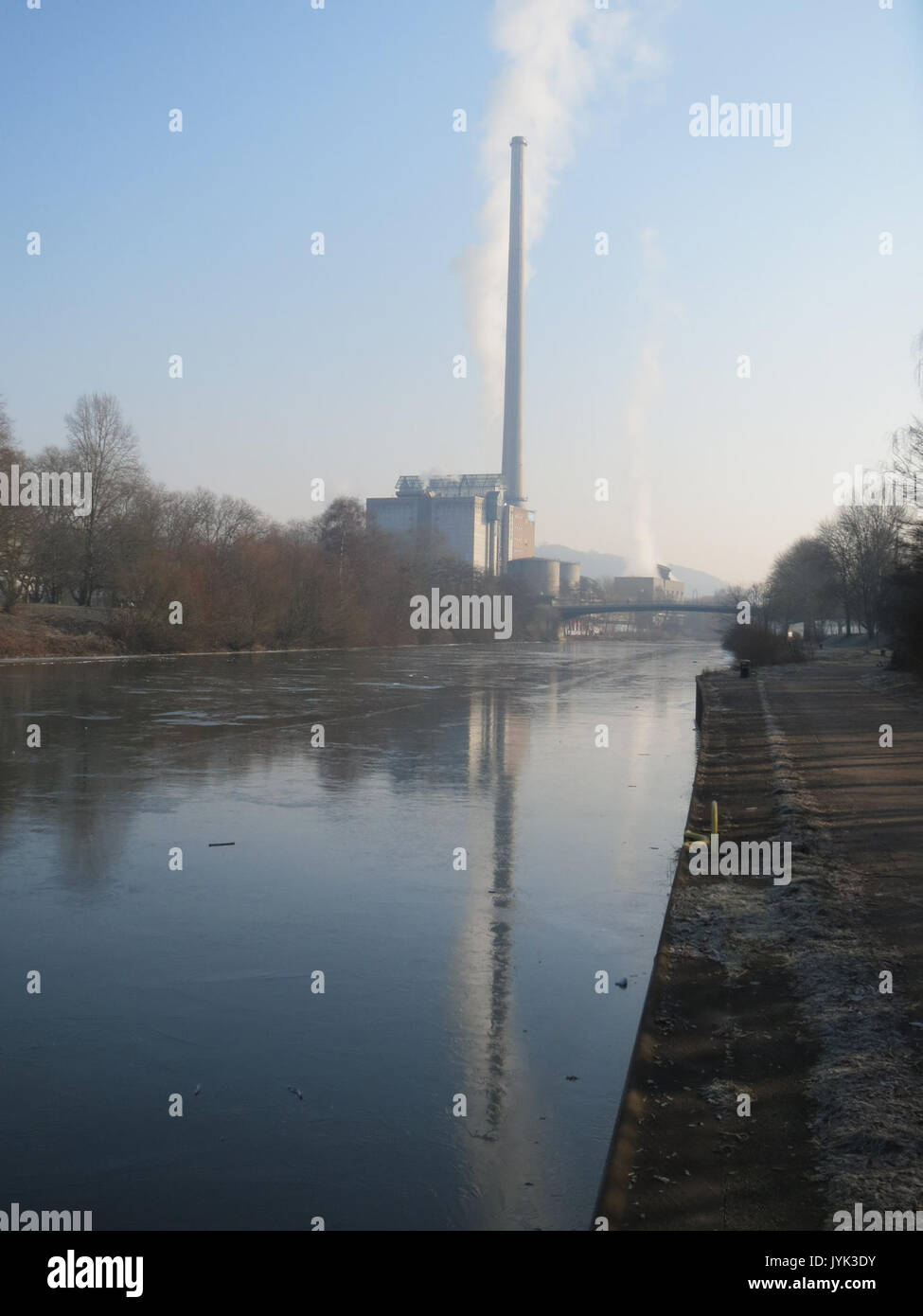 Questa immagine si riferisce a una centrale elettrica di Saarbrücken, in Germania, nota per il suo ruolo nella produzione di energia elettrica. L'impianto, parte delle infrastrutture energetiche della regione, è fondamentale per fornire energia alle aree circostanti. Foto Stock