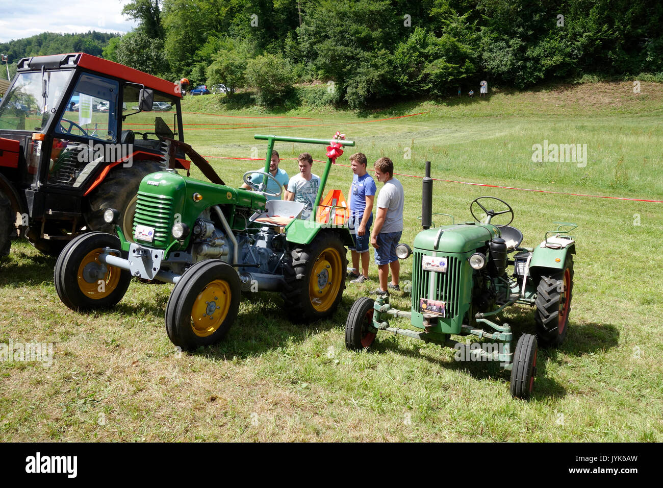 Trattore NNormag da 1930ES e Steyr Daimler Puch da 1950es attirare gli agricoltori sul villaggio in fiera Tržišče. La Dolenjska, Slovenia. Foto Stock