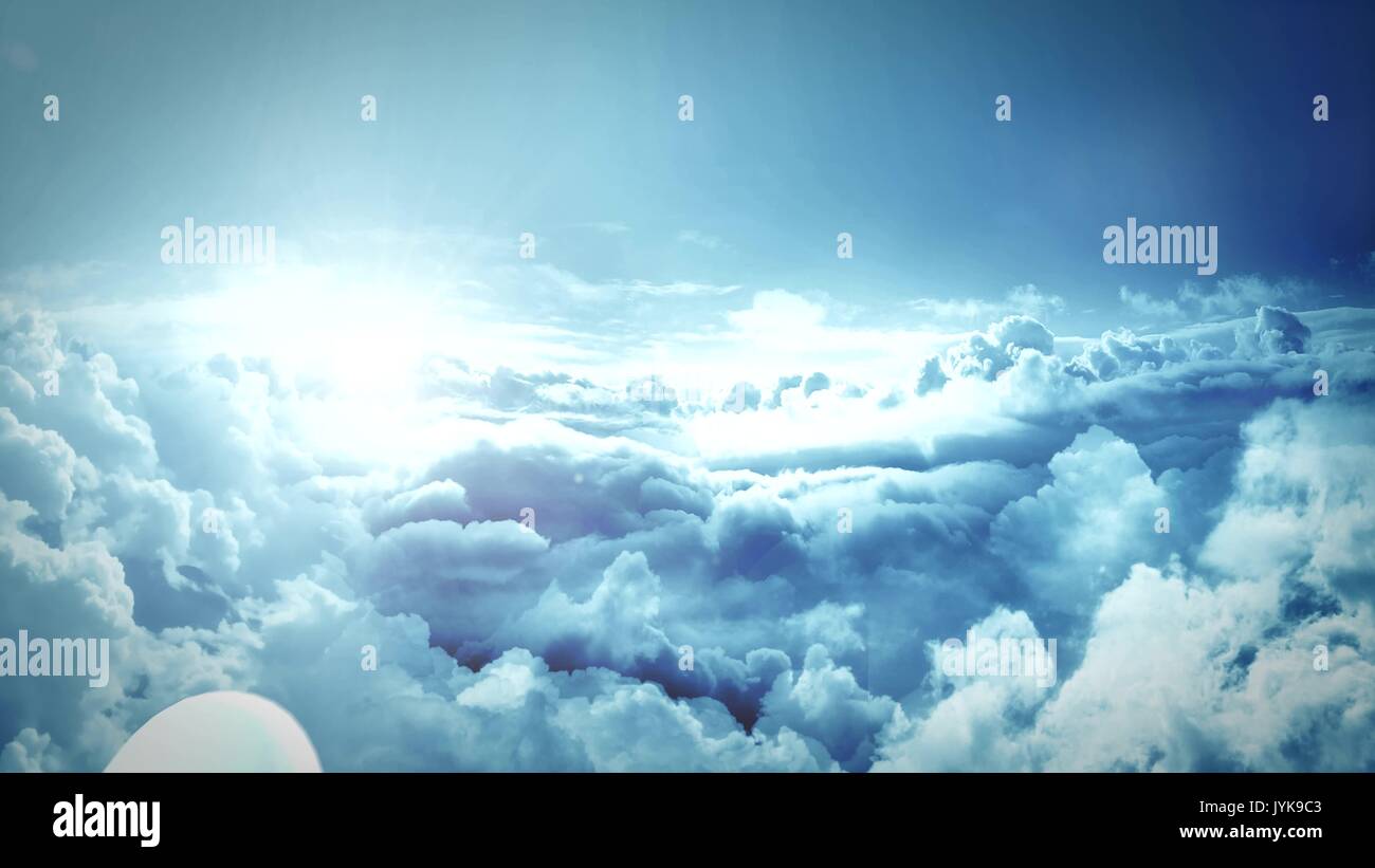 Predator militare fuco volare sopra le nuvole con il sole pomeridiano. Volo attraverso lo spostamento cloudscape con belle lens flare. Foto Stock