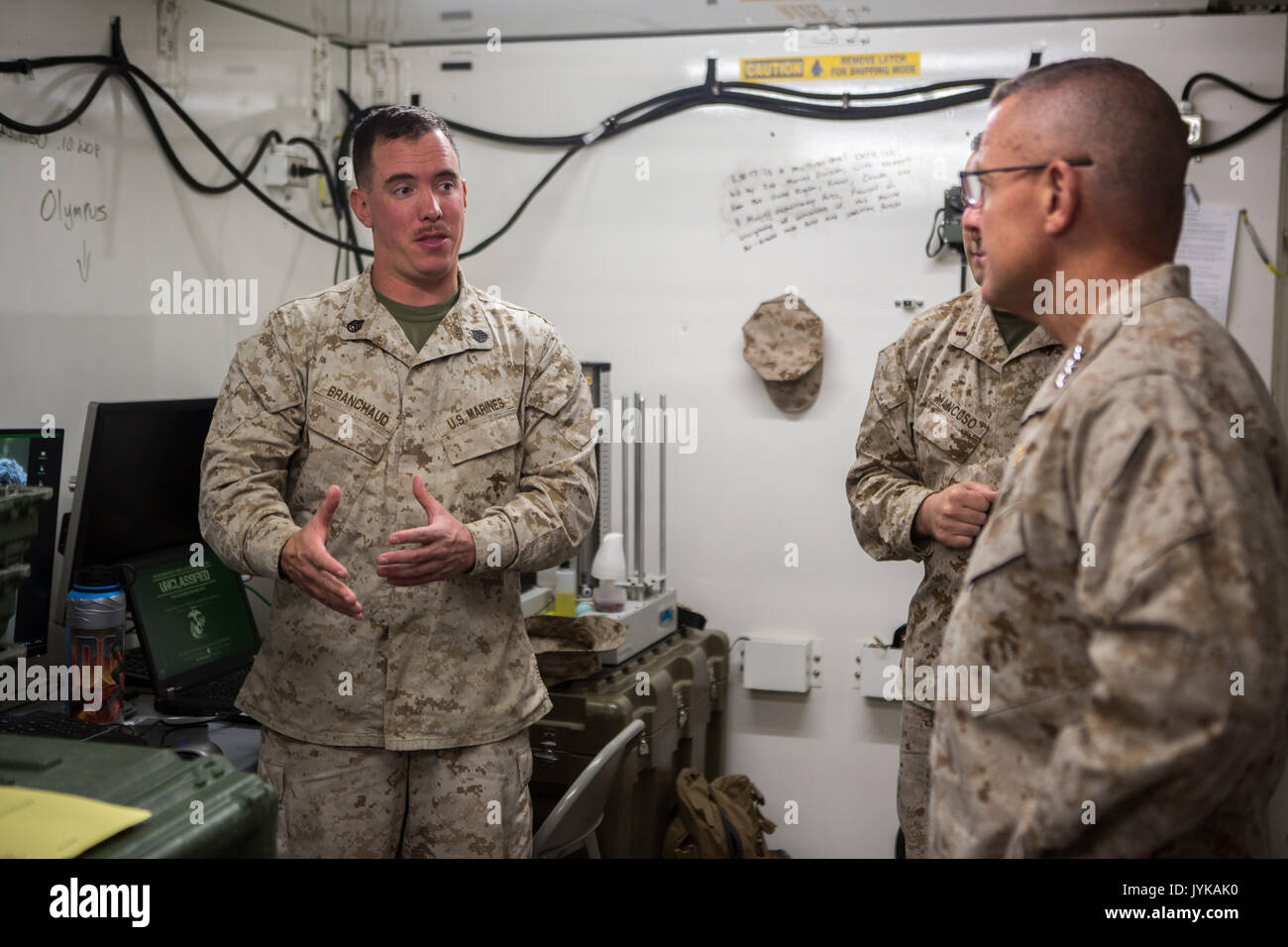 Stati Uniti Marine Corps Staff Sgt. Leon M. Branchaud, operazioni chief, seconda divisione Marine combattere la fotocamera, parla con Lt. Gen. Robert F. Hedelund, comandante generale, II Marine Expeditionary Force, durante la Grande Scala esercizio 17 (LSE-17) sul corpo della Marina di Massa aria centro di combattimento ventinove Palms, California, e il agosto 17, 2017. LSE-17 è una multinazionale esercitazione guidata dal 2° Divisione Marine, con elementi provenienti da Regno Unito, Francia, Canada e II Marine forza expeditionary, focalizzato sull integrazione di tutte le funzionalità del Marine Air-Ground Task Force e le forze della coalizione. (U.S. Marine Corps foto di Cpl. Foto Stock