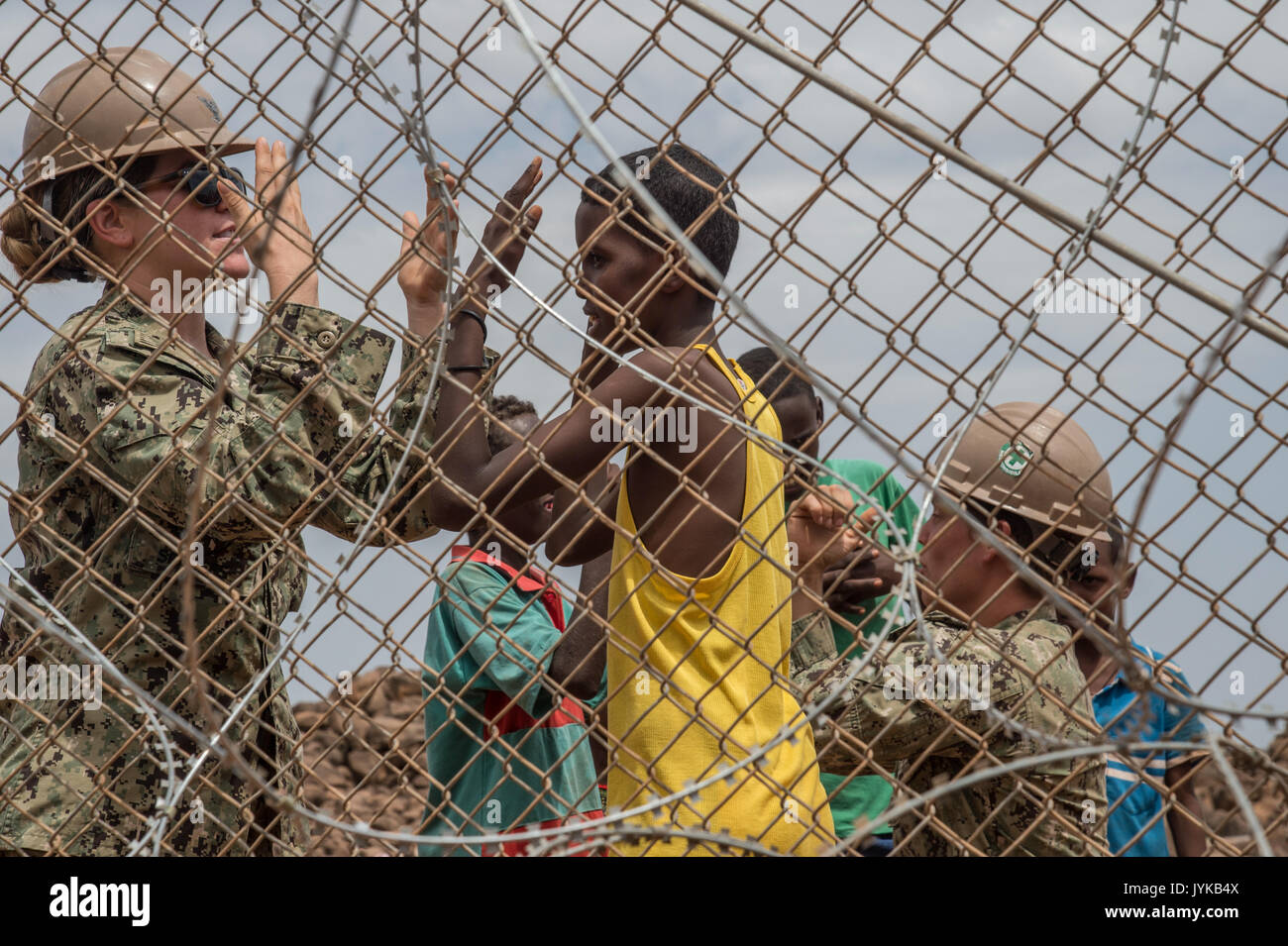 Stati Uniti Navy Seabees Petty Officer di terza classe Lacy P'Piscina e sottufficiali di terza classe Cayla George assegnato a Combined Joint Task Force-Horn dell Africa a giocare con i bambini locali su un sito in costruzione nella regione di Arta, Gibuti, dove essi sono la costruzione di un centro medico, e il agosto 17, 2017. Il progetto è stato avviato da Naval Mobile Battaglione di costruzione uno (NMCB 1) e viene scaricata dal NMCB 133 che continuerà a lavorare sul progetto con piani di completamento nel 2018. (U.S. Air National Guard foto di Tech. Sgt. Joe Harwood) Foto Stock