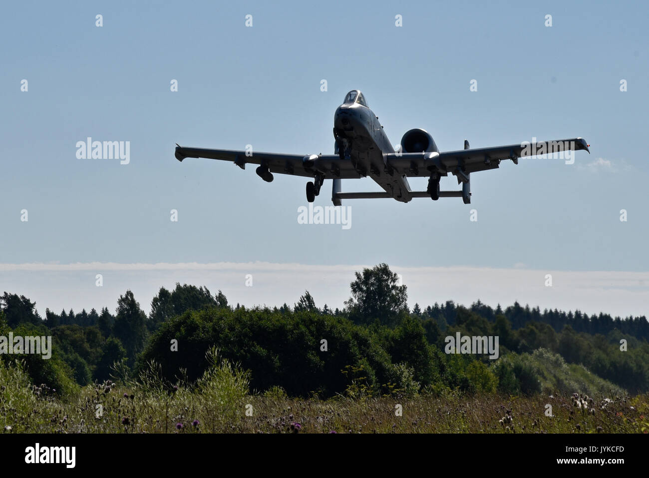 Un-10C Thunderbolt II aeromobili da 175ala, Maryland Air National Guard decolla il 10 agosto 2017, durante un'autostrada lo sbarco di esercizio a Jägala-Käravete autostrada, Estonia. La formazione di volo la distribuzione è finanziata dalla Comunità europea rassicurazione iniziativa a sostegno del funzionamento Atlantic risolvere. Gli Stati Uniti Air Force in avanti della presenza in Europa consente agli Stati Uniti di lavorare con gli alleati e partner per sviluppare e migliorare pronte Air forze capaci di mantenere la sicurezza regionale. (U.S. Air National Guard foto di Airman 1. Classe Sarah M. McClanahan) Foto Stock