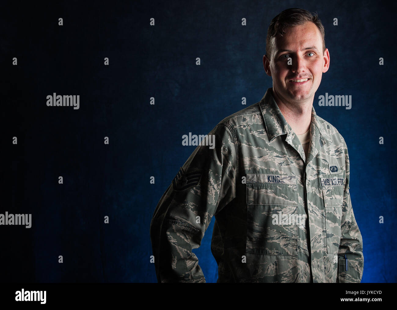 Il 5th Contracting Squadron NCO gestisce una squadra di otto persone responsabile dell'approvvigionamento di materie prime, servizi a basso costo e contratti medici presso la Minot Air Force base, North Dakota. Foto Stock