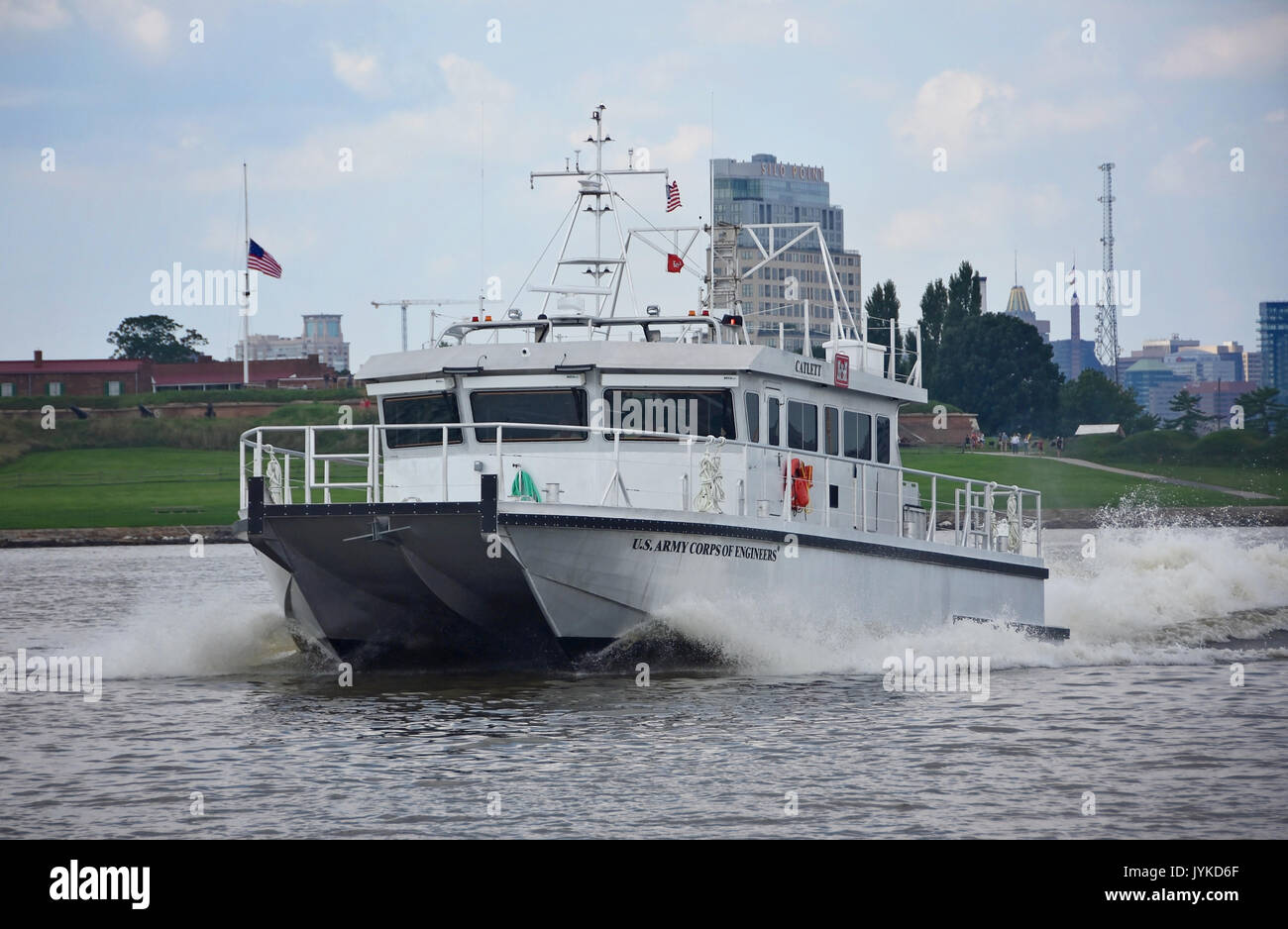 Il recente sondaggio costruito nave CATLETT è raffigurato il 16 agosto 2017, di fronte al Fort McHenry National Monument e Santuario Storico con parte di downtown Baltimore visibile in background. Recipiente di sondaggio CATLETT, chiamato dopo la fine Harold Catlett, un longtime hydrographic surveyor con gli Stati Uniti Esercito di ingegneri, del Distretto di Baltimora, sosterrà del Distretto di Baltimora navigazione della missione, compresa la conduzione di indagini idrografiche di canali associati con il Porto di Baltimore. Foto Stock