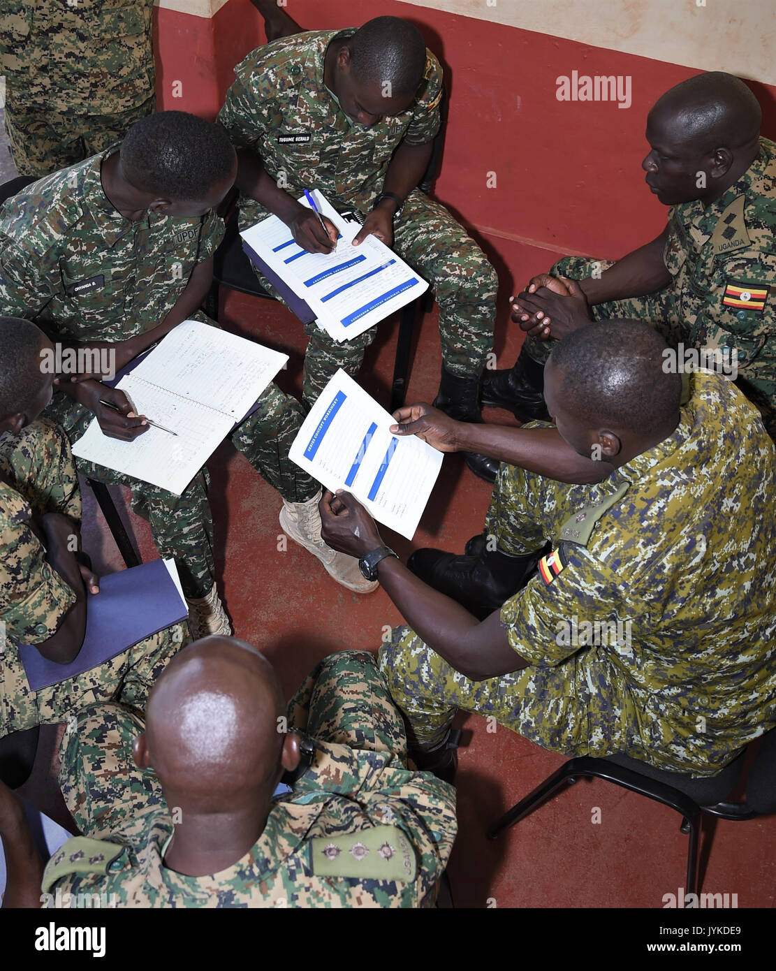 In Uganda la Difesa del Popolo Marines della forza lavoro su un operazioni psicologiche esercitazione con la guida di 346 Tactical operazioni psicologiche Company (Airborne) che vengono impiegati per la Combined Joint Task Force-Horn dell Africa a Uganda Senior il comando e lo Staff College a Jinja, Uganda, 14 agosto 2017. La capacità di capire l'ambiente operativo e di lavorare verso soluzioni a lungo termine resta un componente critico di dissuadere estremista violento alle organizzazioni che creano instabilità in tutto il continente africano. (U.S. Air National Guard foto di Tech. Sgt. Andria Allmon Foto Stock In Uganda la Difesa del Popolo Marines della forza lavoro su un operazioni psicologiche esercitazione con la guida di 346 Tactical operazioni psicologiche Company (Airborne) che vengono impiegati per la Combined Joint Task Force-Horn dell Africa a Uganda Senior il comando e lo Staff College a Jinja, Uganda, 14 agosto 2017. La capacità di capire l'ambiente operativo e di lavorare verso soluzioni a lungo termine resta un componente critico di dissuadere estremista violento alle organizzazioni che creano instabilità in tutto il continente africano. (U.S. Air National Guard foto di Tech. Sgt. Andria Allmon Foto Stock