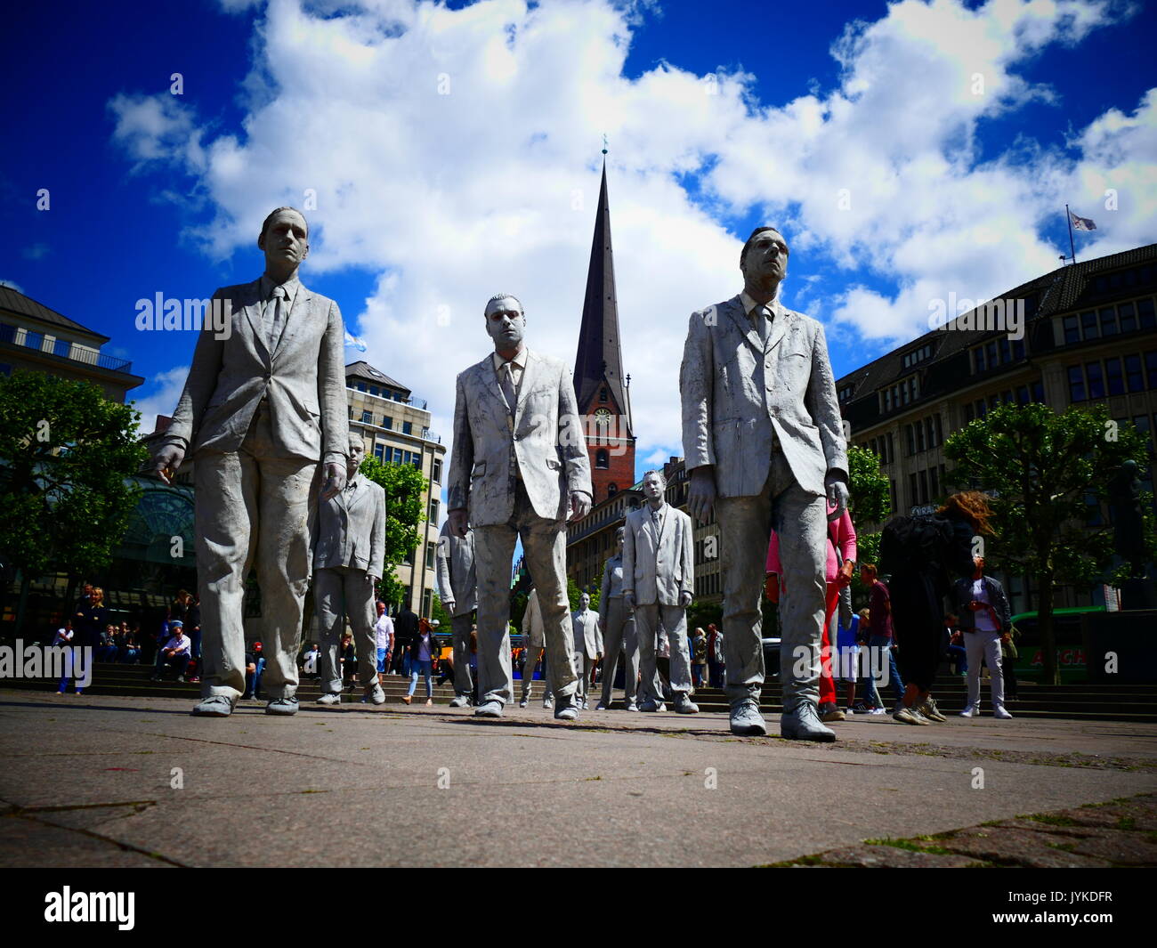 Amburgo 1000 spettrale di figure mobili zombie protesta creativa del G20 per più di solidarietà e partecipazione politica nel mondo Foto Stock