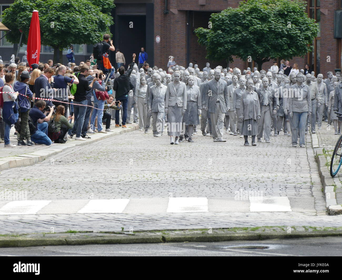 Amburgo 1000 spettrale di figure mobili zombie protesta creativa del G20 per più di solidarietà e partecipazione politica nel mondo Foto Stock
