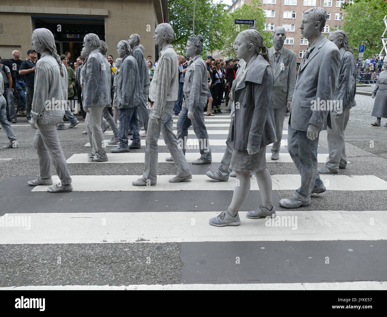 Amburgo 1000 spettrale di figure mobili zombie protesta creativa del G20 per più di solidarietà e partecipazione politica nel mondo Foto Stock