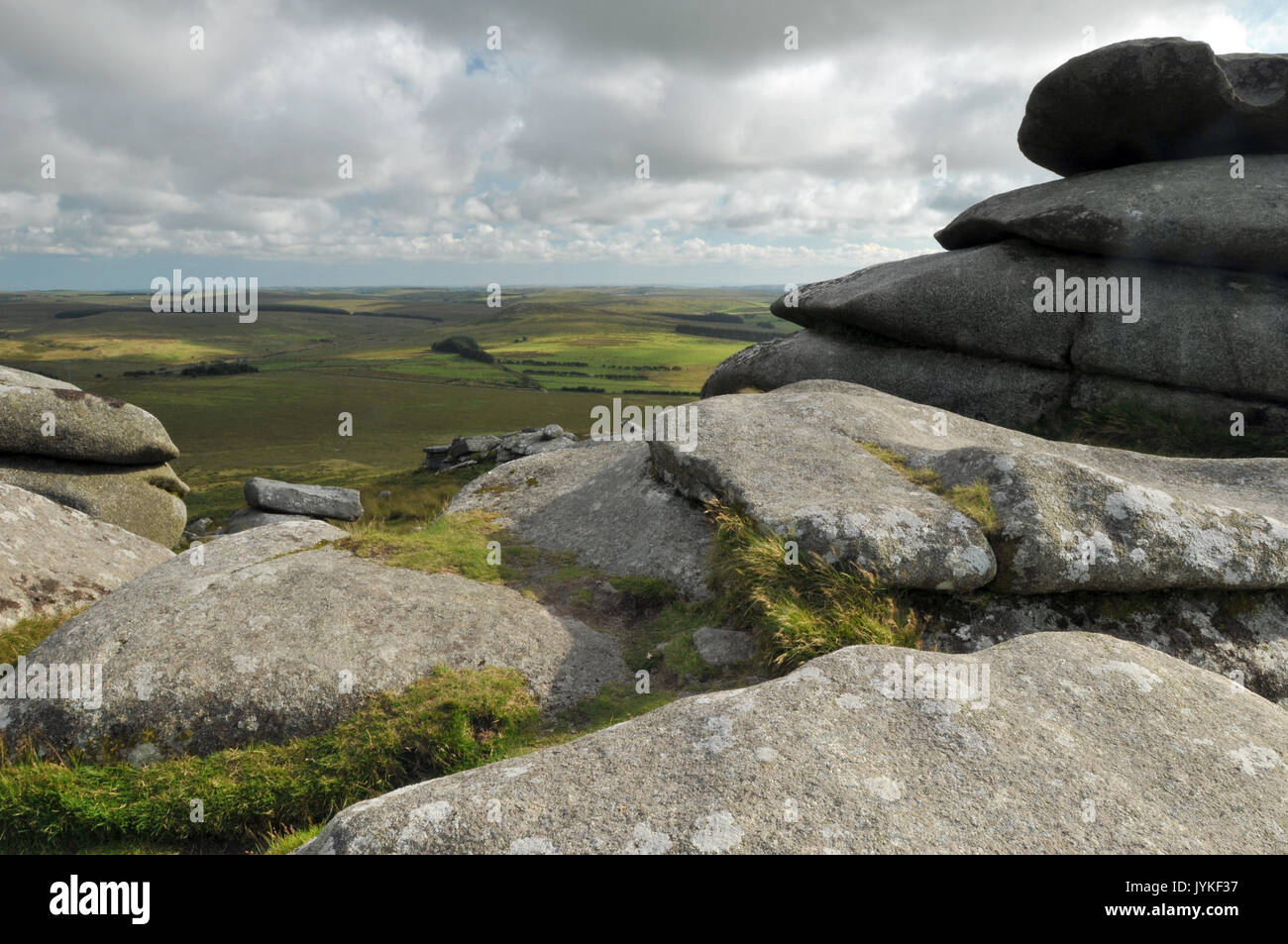 Ruvido tor su Bodmin Moor su un soleggiato e giorno nuvoloso threateb=ning del cielo Cielo e nubi siti turistici in Cornovaglia vicino a Padstow e polzeath camelford Foto Stock