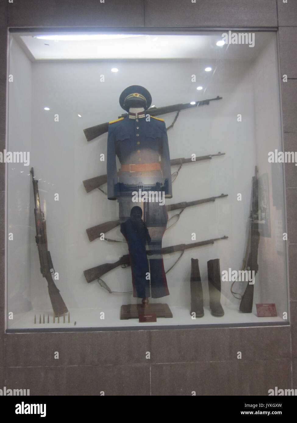 Un uniforme militare (replica) e pistole sono in mostra nel museo della rivoluzione Xinhai figure Foto Stock