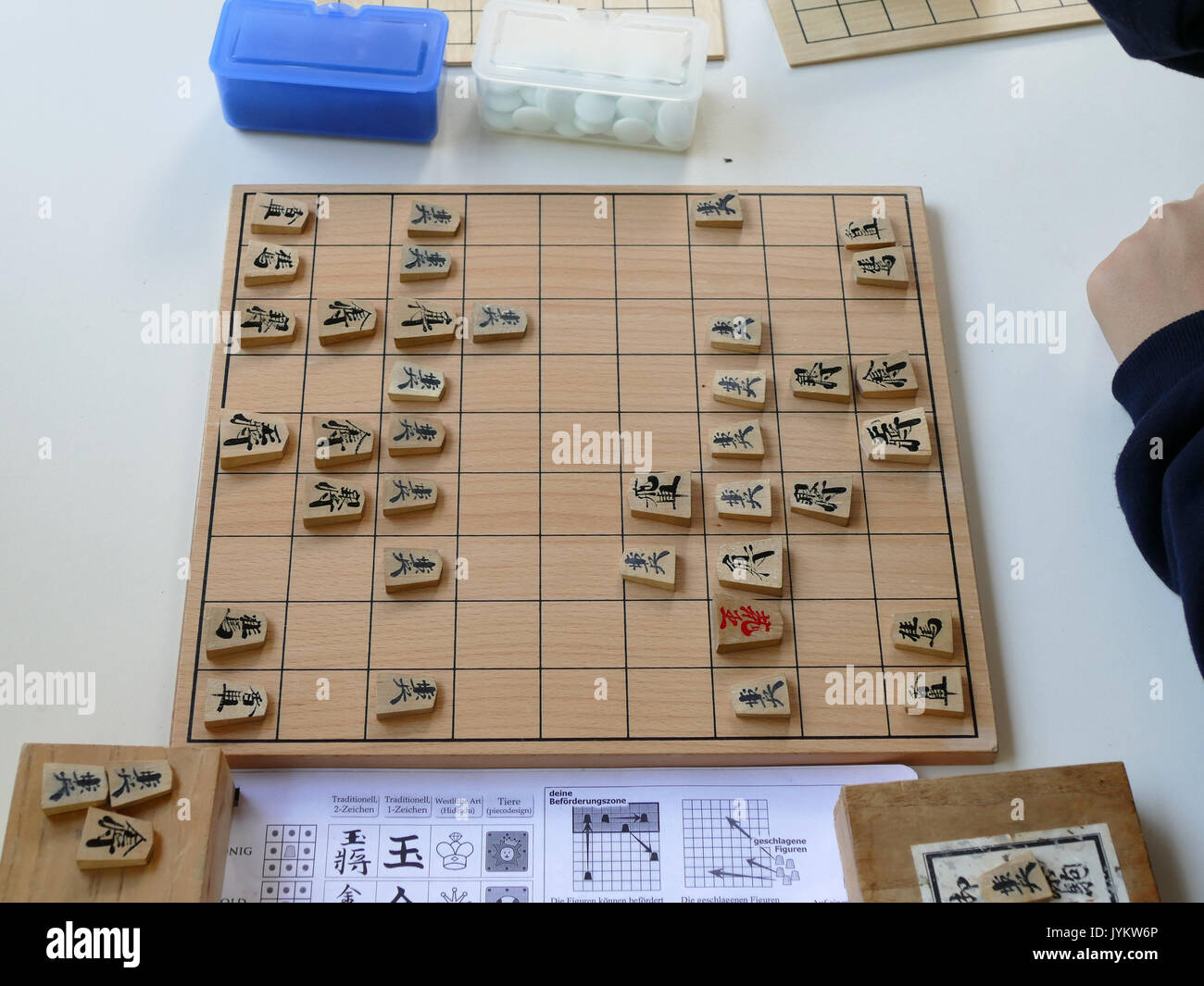Player imparare a giocare a scacchi giapponesi gioco di bordo Foto Stock
