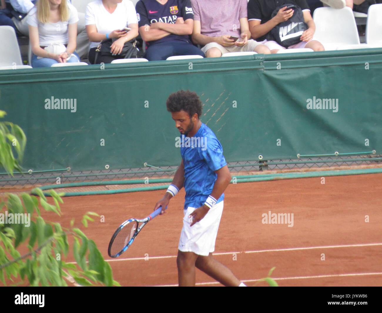 Questa immagine cattura un momento dal torneo di qualificazione Roland Garros 2017, un prestigioso evento di tennis che si tiene a Parigi. Il torneo vede i migliori tennisti che competono per un posto nel sorteggio principale dell'Open di Francia. Foto Stock