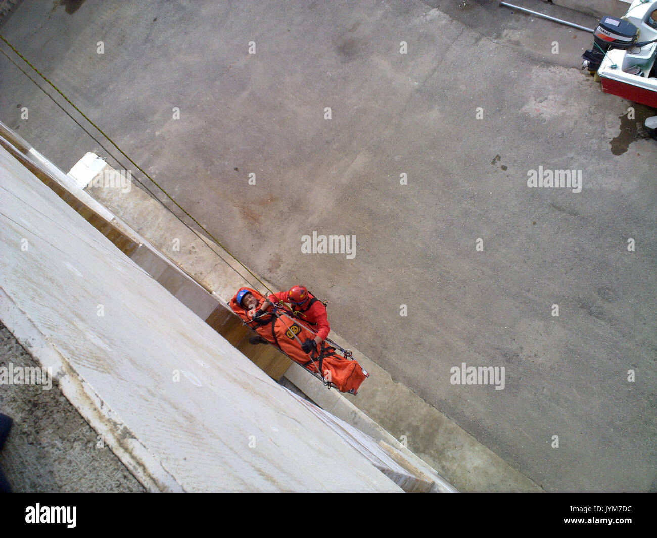 In modo simbolico una manovra per salvare una persona danneggiata da altezza nel Nishapur 07 Foto Stock