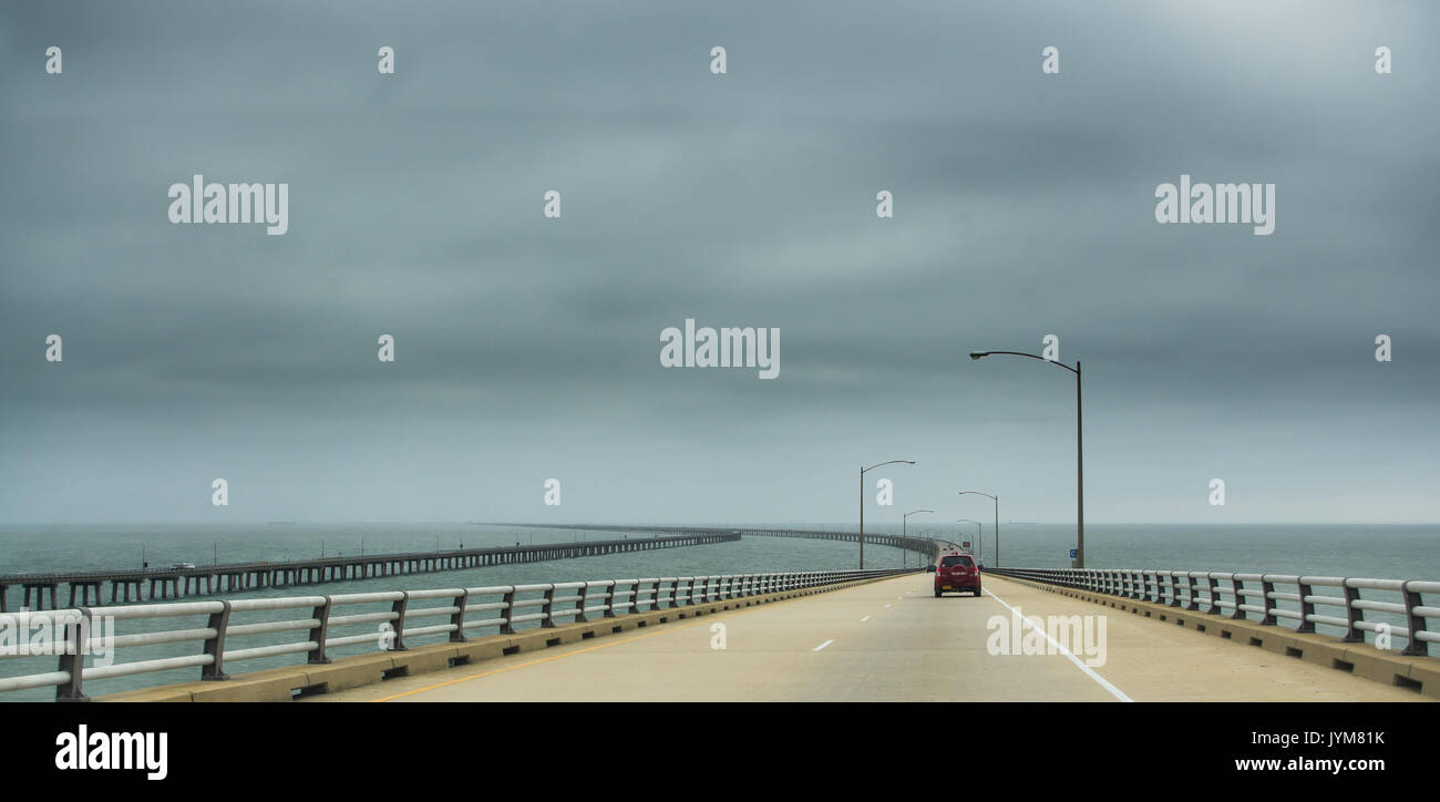 Vento, onde e cielo grigio fare un infausto di viaggio attraverso il Chesapeake Bay Bridge-Tunnel Foto Stock