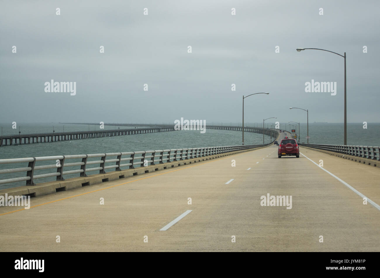 Vento, onde e cielo grigio fare un infausto di viaggio attraverso il Chesapeake Bay Bridge-Tunnel Foto Stock