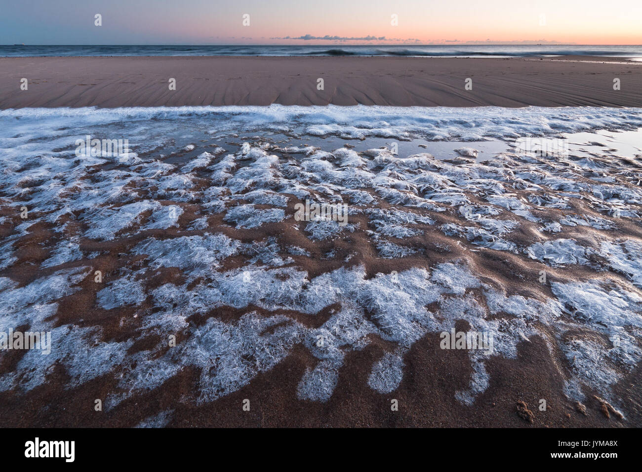 Spiaggia di congelati in inverno mattina Foto Stock