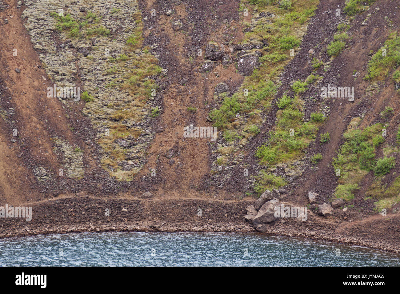 Kerith o Kerid Rosso vulcanico cratere con ovale lago blu, Islanda Foto Stock