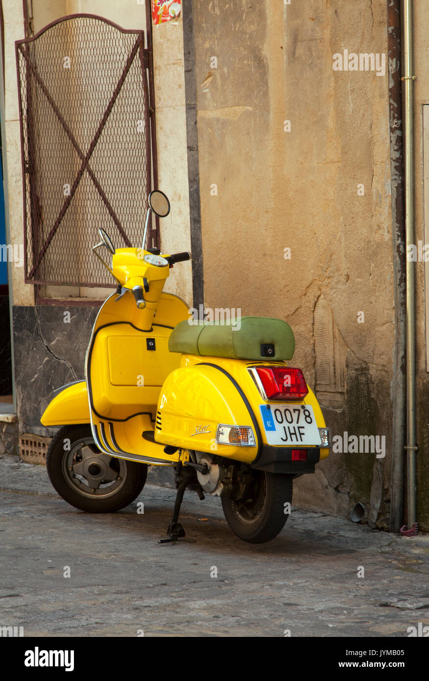 Giallo scooter parcheggiato in una strada laterale a Toledo Spagna Foto Stock