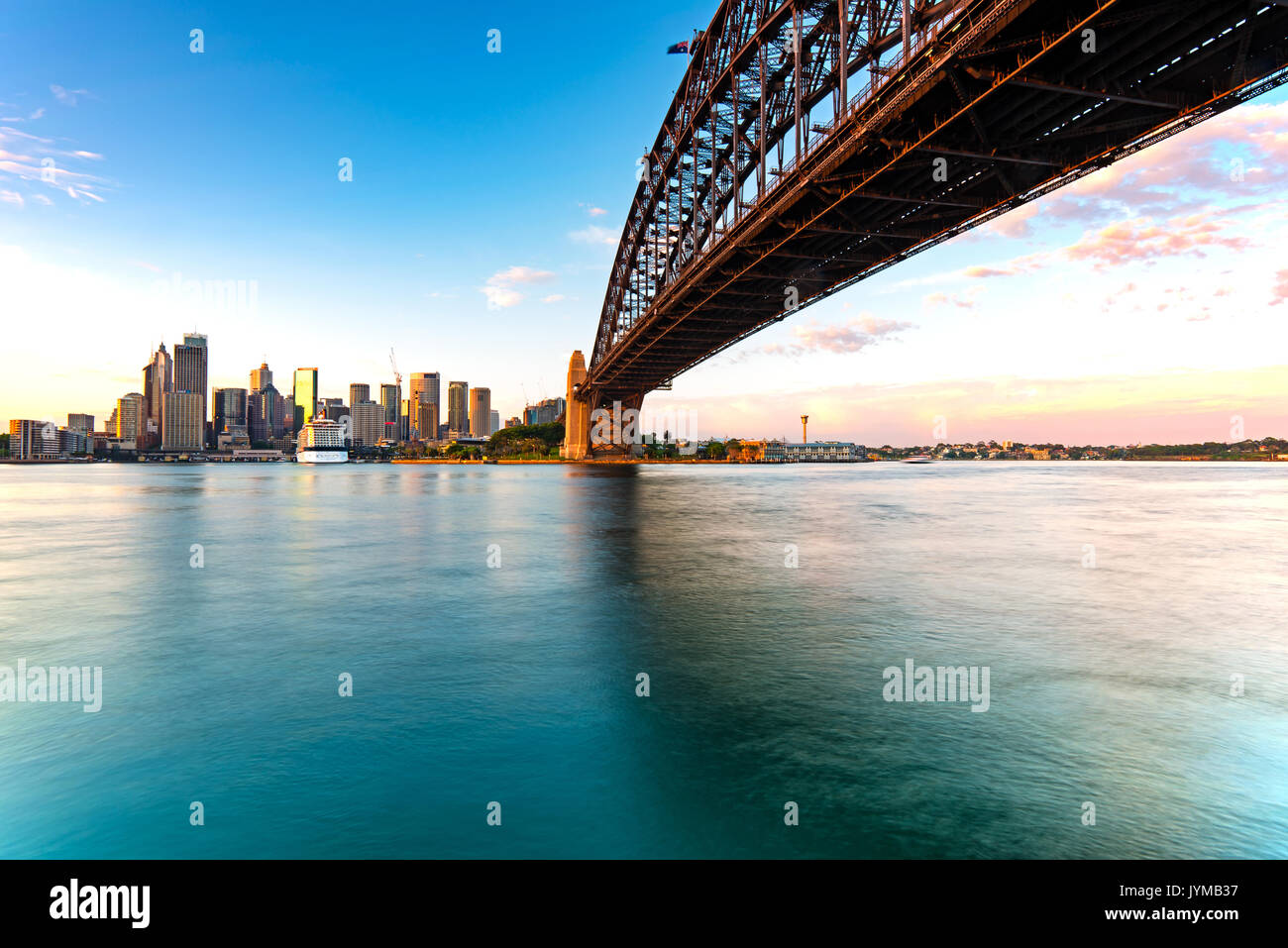 Skyline di Sydney e Harbour Bridge durante il Sunrise, Nuovo Galles del Sud Australia Foto Stock