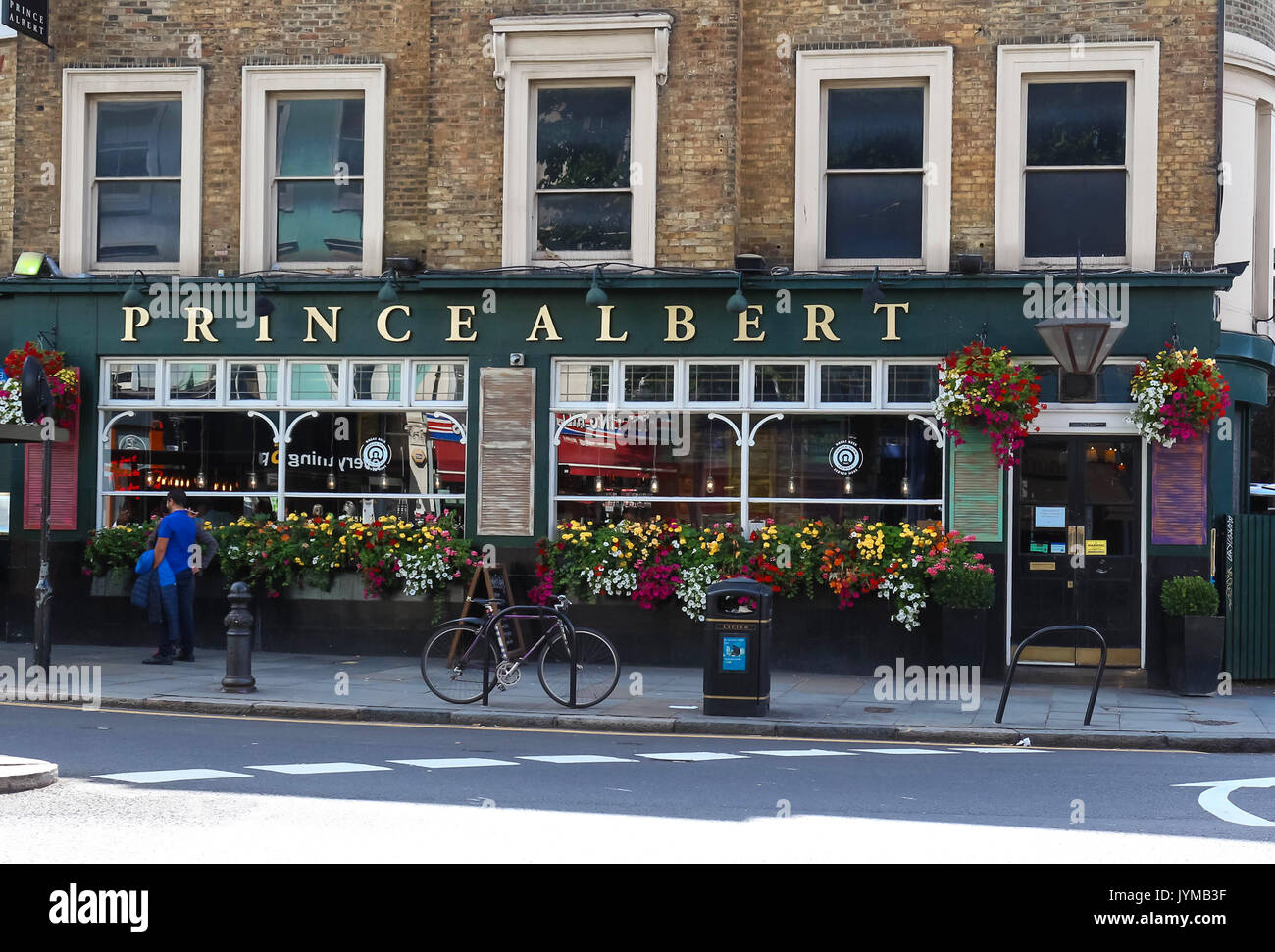 Una vista della facciata della tradizionale pub inglese Prince Albert a Notting Hill, Londra, Regno Unito. Foto Stock