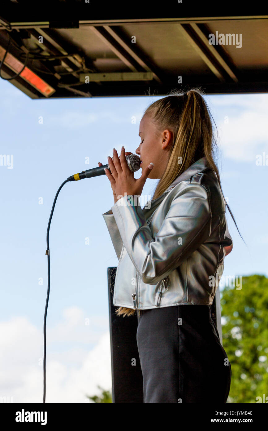 Il cantante Jess Folley, sempre primo vincitore della TV visualizza la voce Kids, suonare dal vivo presso il Jimmy's Festival, Jimmy's Farm, Ipswich, Regno Unito, 2017 Foto Stock