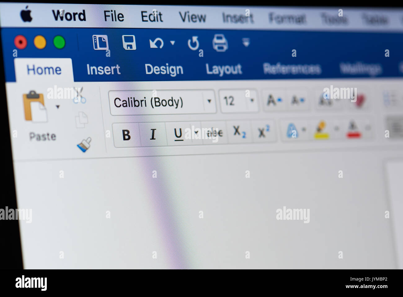 New york, Stati Uniti d'America - 18 agosto 2017: Microsoft Office Word menu sullo schermo del computer portatile di close-up Foto Stock