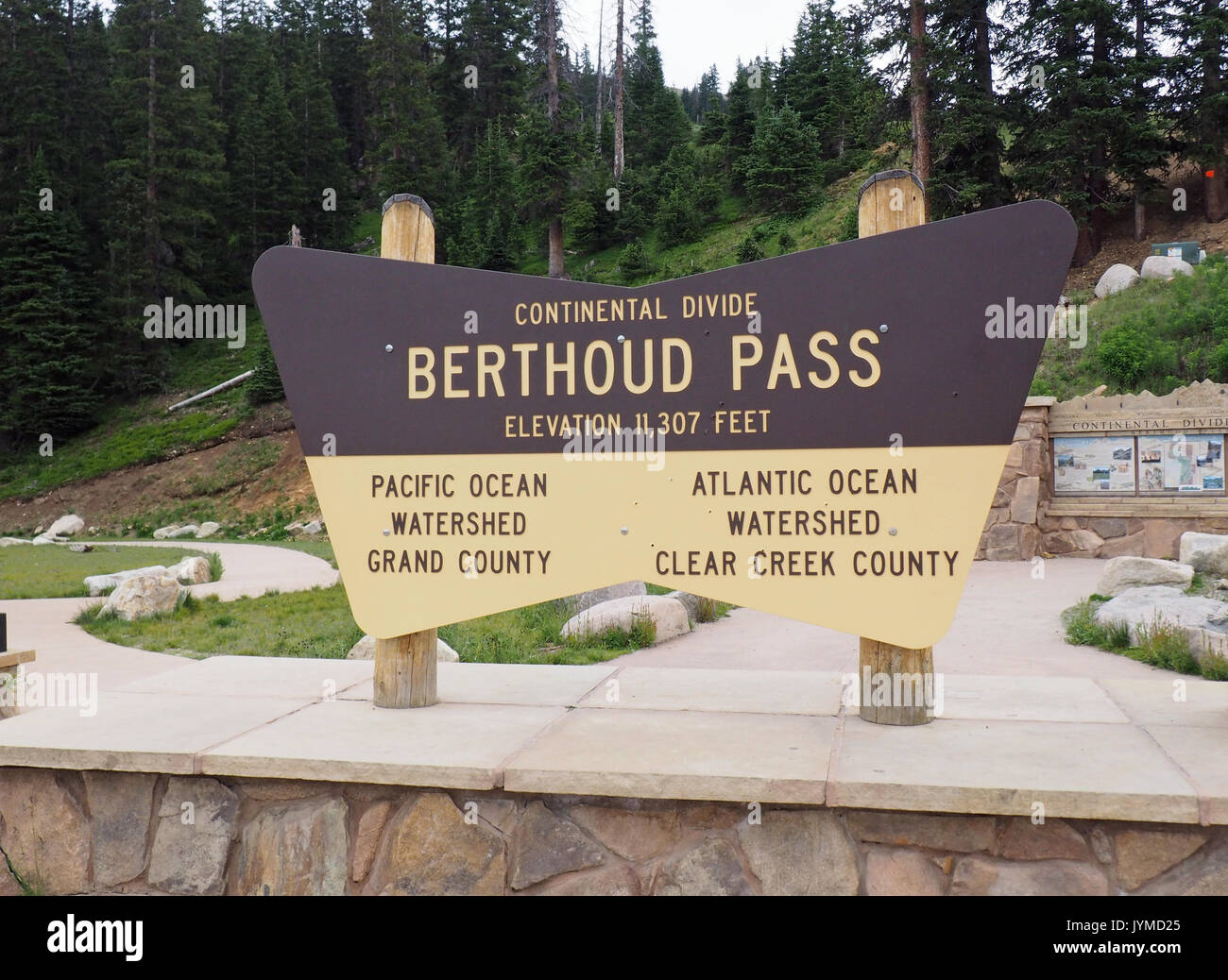 Un segno per la Berthoud passare il Continental Divide in montagna in Colorado Foto Stock