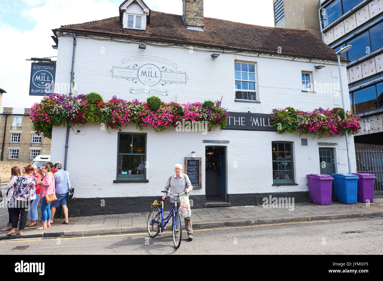 Il mulino di un tradizionale Pub Riverside, Mill Lane, Cambridge, Regno Unito Foto Stock