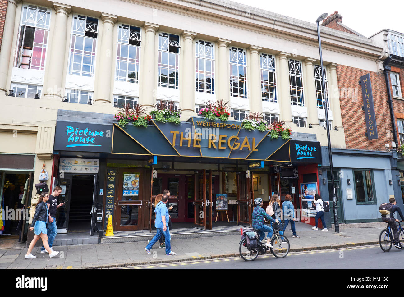 Ex Picture House chiamato Il Regal ora un Pub Wetherspoon, St Andrews Street, Cambridge, Regno Unito Foto Stock