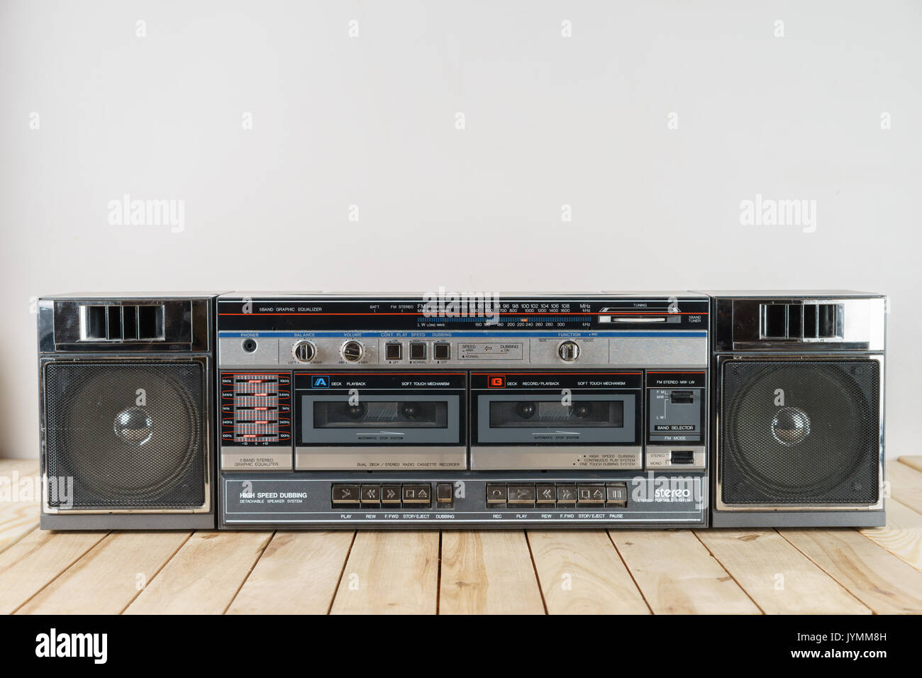 Audio vintage cassette deck a nastro ghettoblaster sul tavolo di legno. Foto Stock